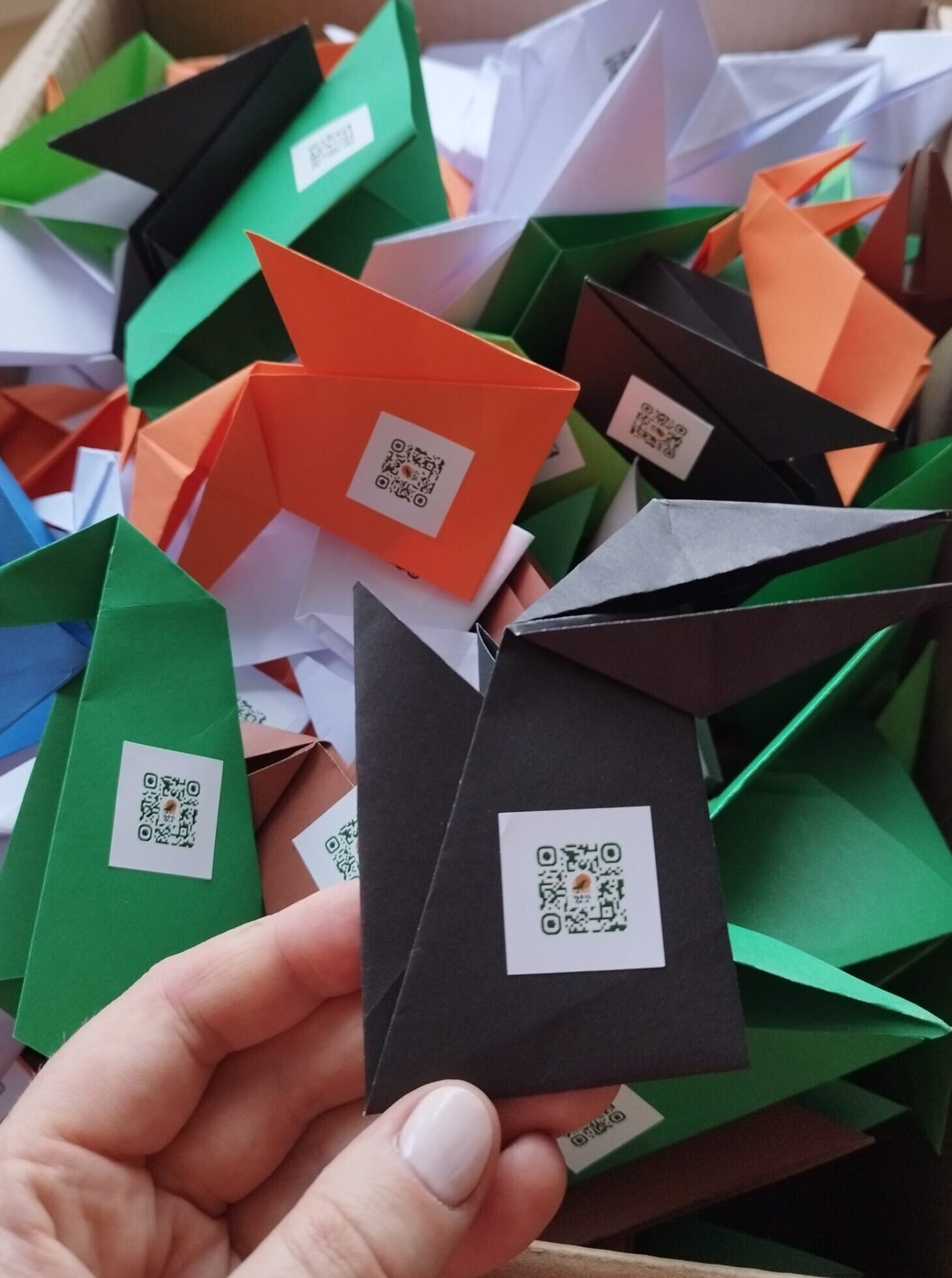 Kviečiame išmokti origamiu lankstyti varnas! 